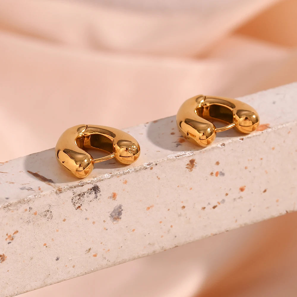 Herz-Creolen Nahaufnahme Herzform Edelstahl