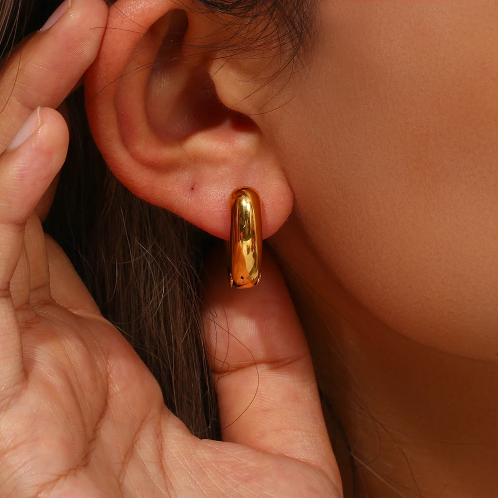 Herz-Creolen Detailansicht romantisches Design Gold