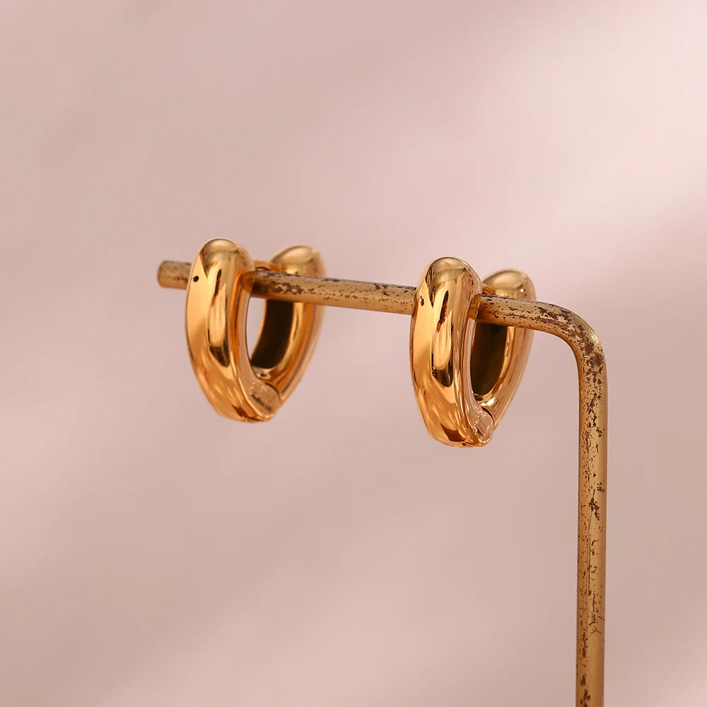 Herz-Creolen Produktfoto auf weißem Hintergrund