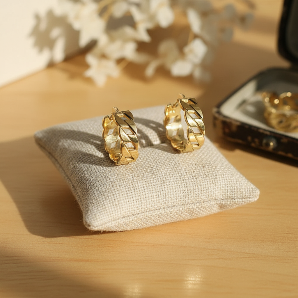 Werbefoto für geflochtene Huggie Creolen